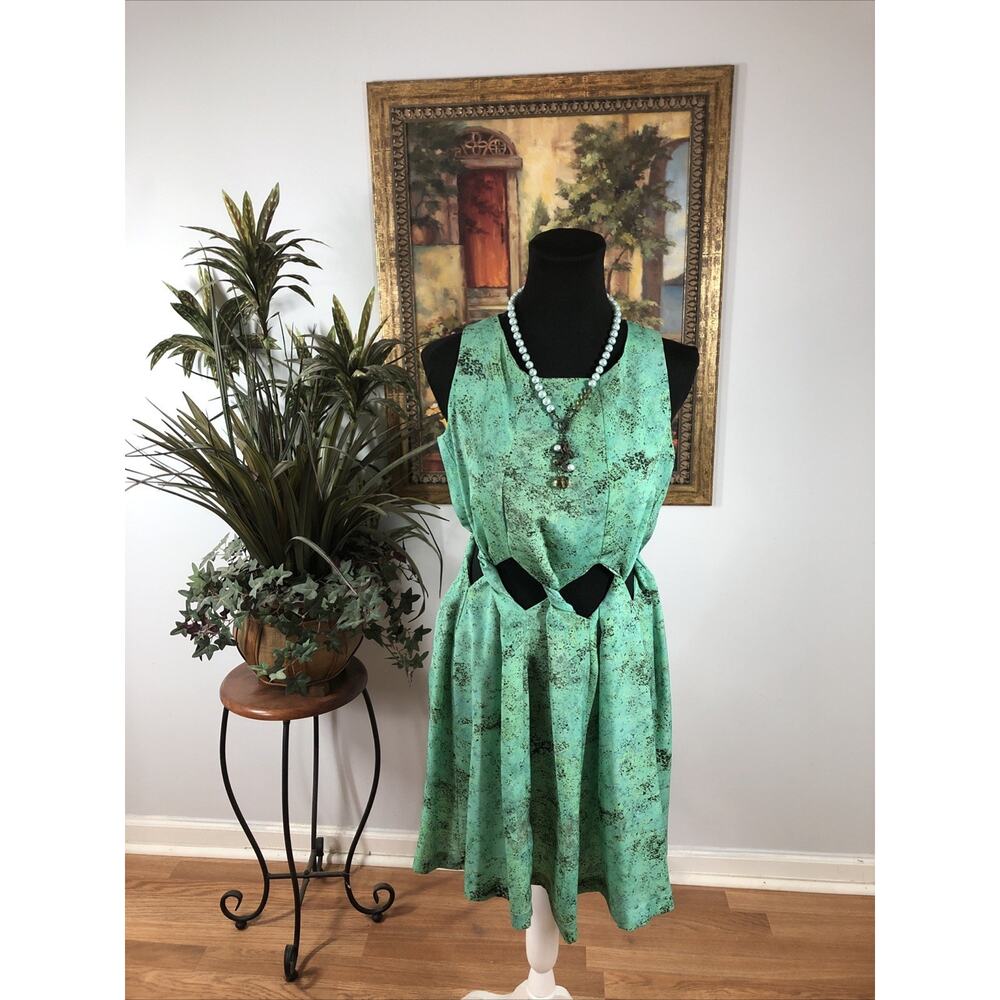 Treasure by Samantha Women’s Medium Fit Flare Dress Green Sleeveless Print